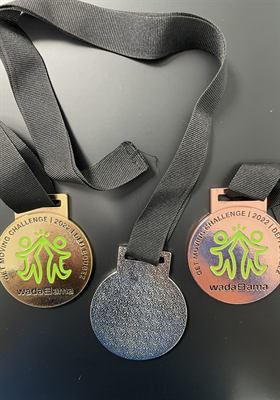 Trois médailles à attache droite en or, argent et bronze, montrées de face et de dos