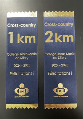 Deux rubans de satin bleu marine imprimés en or, gravés d’une distance de course, du nom d’un collège et d’une mention de félicitations