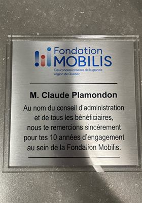 Plaque d’acrylique transparent superposée à un panneau d’aluminium brossé, remerciement d’une fondation