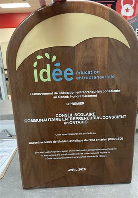 Grande plaque de noyer à sommet cintré, avec insert doré découpé et lettrage blanc