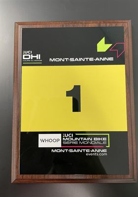 Plaque de noyer reproduisant un dossard jaune numéro un d’une coupe du monde de vélo de montagne