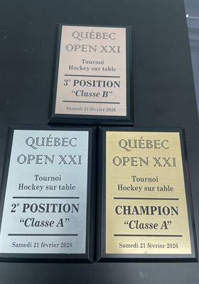 Trois plaques de tournoi à cadre noir, aux panneaux bronze, argent et or gravés des positions de classement