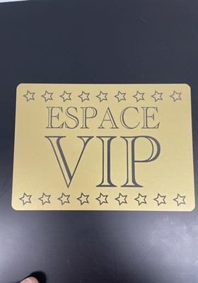 Panneau d’aluminium doré gravé « Espace VIP » encadré de rangées d’étoiles