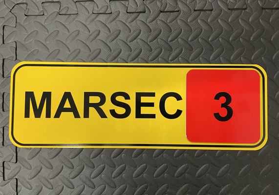 Panneau maritime jaune et rouge affichant un niveau de sûreté portuaire