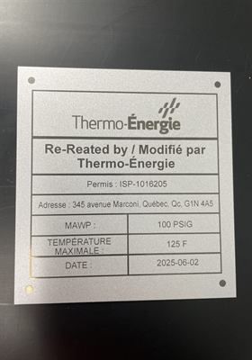 Plaque signalétique d’équipement en aluminium, gravée des données techniques et du numéro de permis