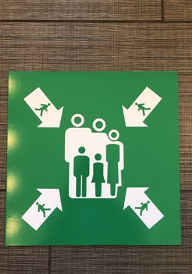 Panneau vert de point de rassemblement à pictogramme de groupe et flèches convergentes