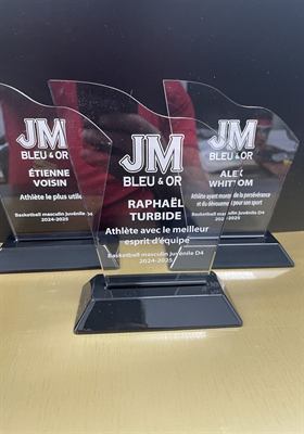 Trois trophées d’acrylique à découpe ondulée sur socles noirs, imprimés en couleur du logo d’une équipe de basketball scolaire