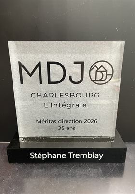Trophée d’acrylique givré découpé, monté sur socle noir et gravé du logo d’un organisme