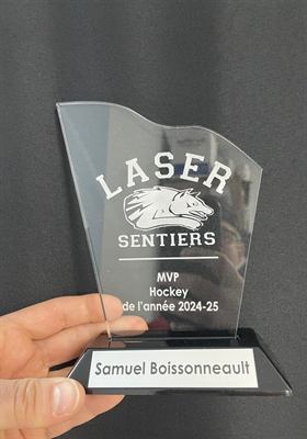 Plaque-trophée d’acrylique à découpe ondulée sur socle noir, gravée du logo d’une équipe et d’un titre de joueur par excellence