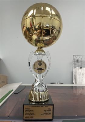 Trophée en forme de ballon de basketball doré monté sur une colonne chromée et un socle de marbre gravé