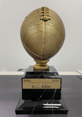 Trophée en forme de ballon de football doré monté sur un socle de marbre noir à plaque gravée