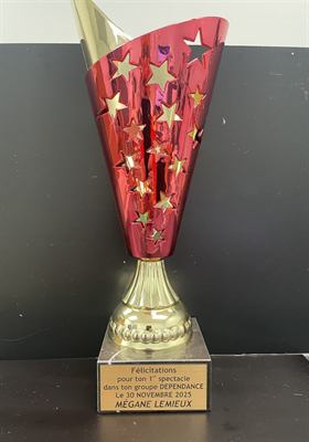Coupe conique rouge ajourée d’étoiles dorées, sur socle de marbre gravé d’un mot de félicitations