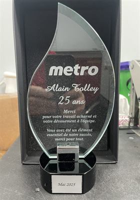 Trophée de verre en forme de flamme sur socle rond noir, présenté dans son écrin, gravé pour vingt-cinq ans de service