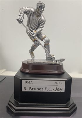 Statuette de hockeyeur en résine argentée montée sur socle de marbre noir gravé